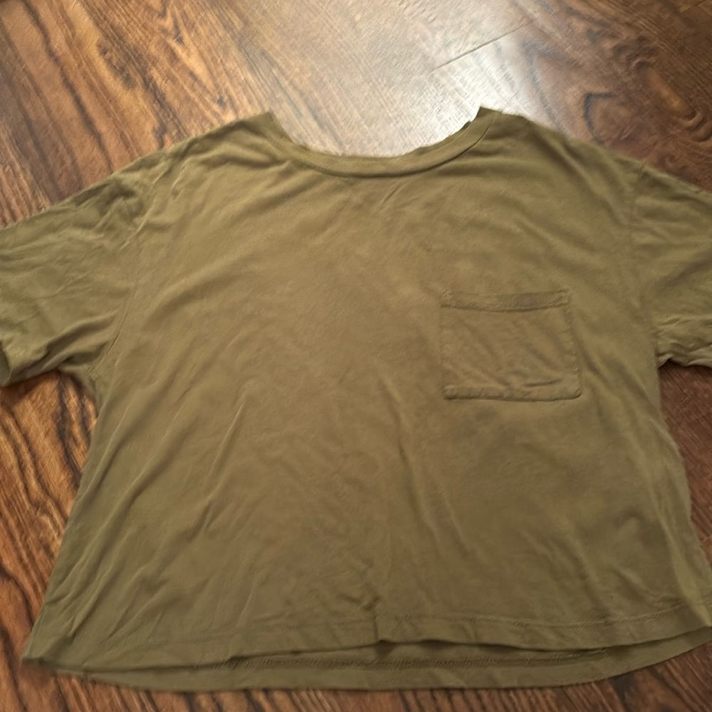 Cropped green shirt